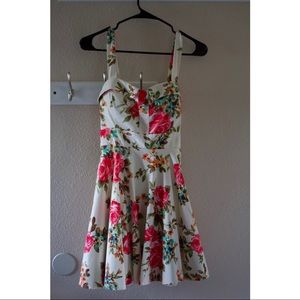 Floral White Cream Dress Sz L | Ixia